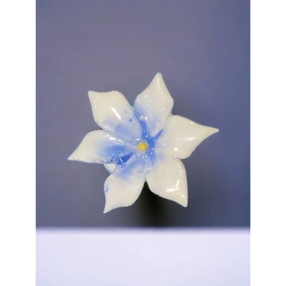 VINTAGE Blue PORCELAIN FLOWER EARRINGS Made In England CLIP ON - Picture 3 of 6